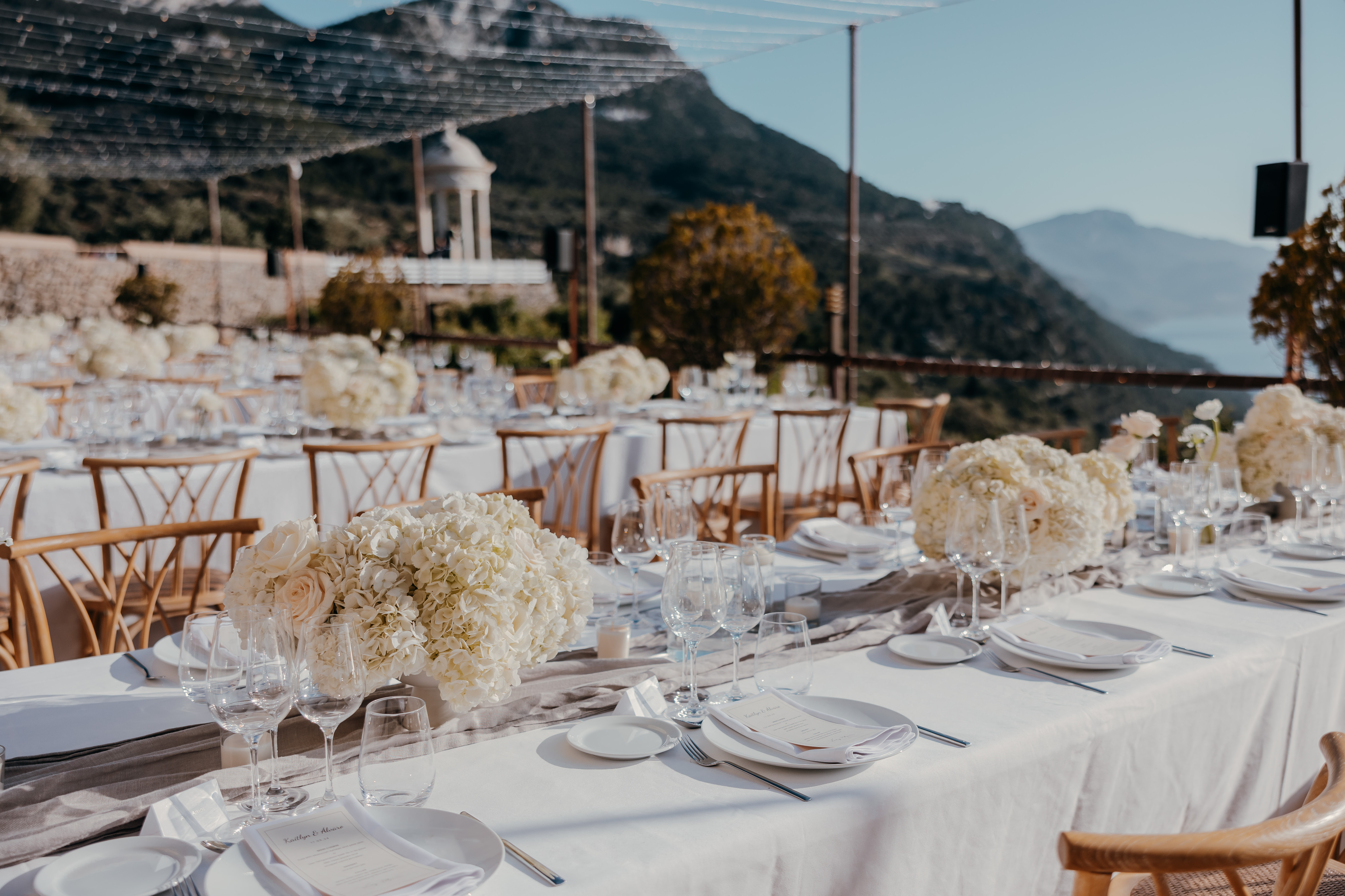 Montaje de mesas para boda en entorno natural de Mallorca