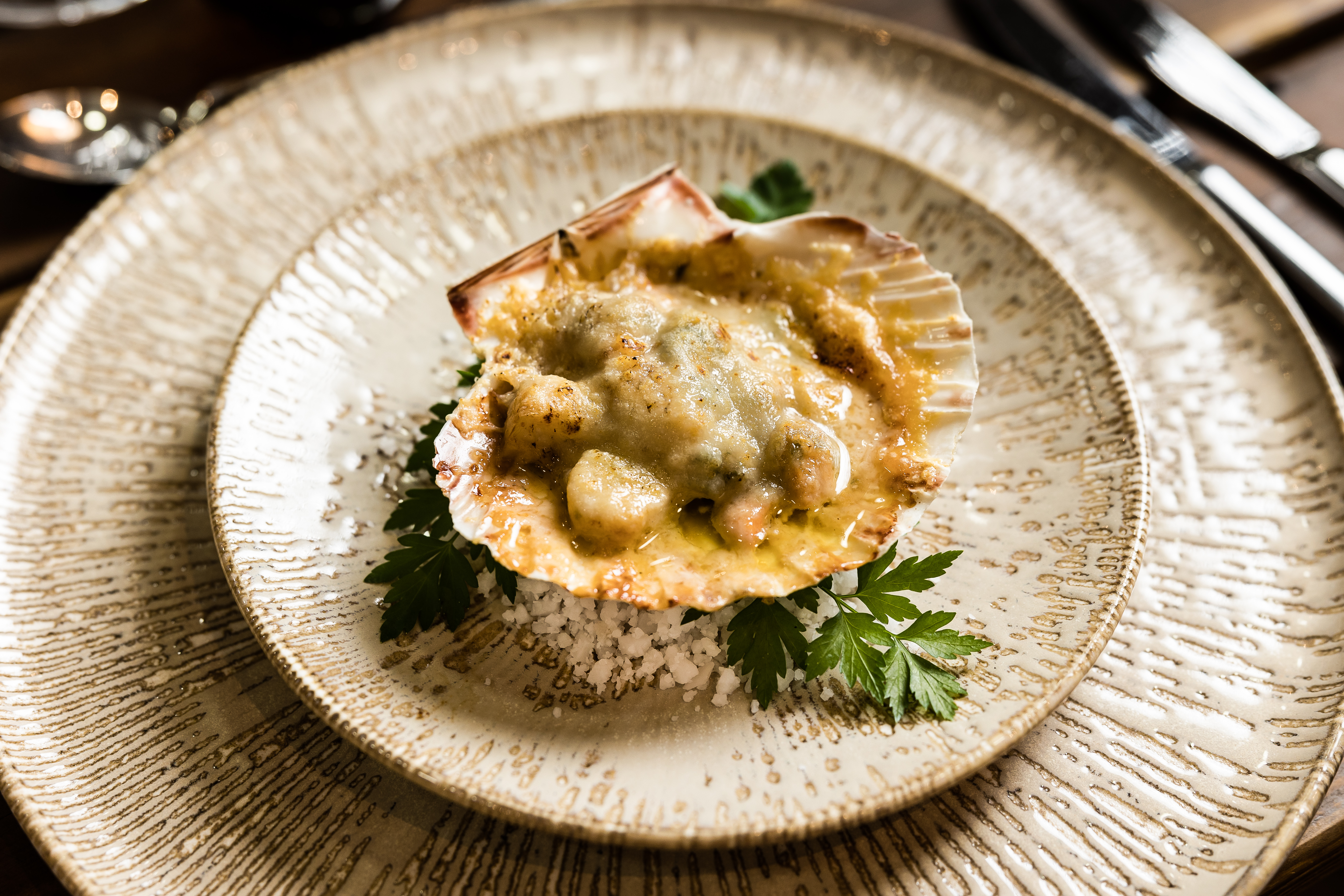 Vieira gratinada mediterránea