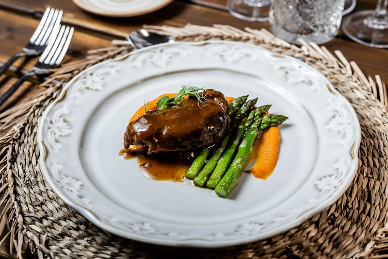 Servicio en mesa elegante